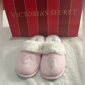 NWT PINK Victoria's Secret White pink Fluffy Slippers size M